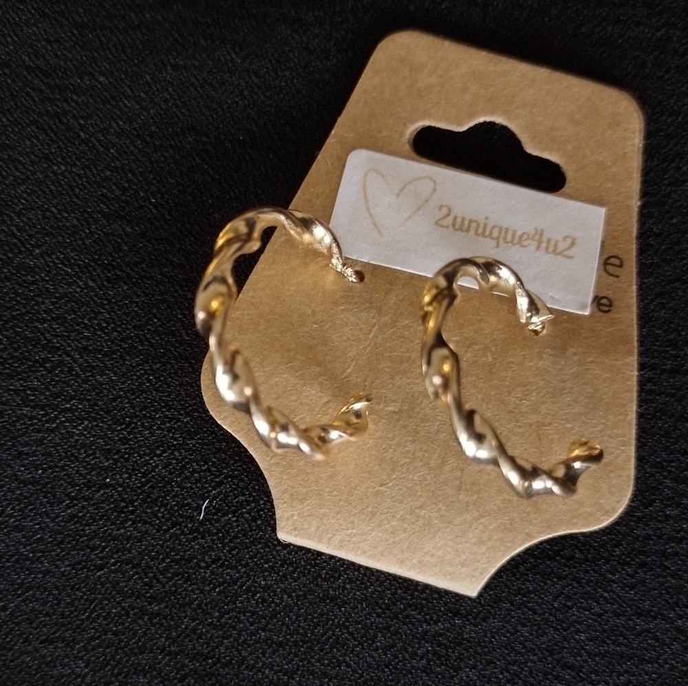 Gold Twisted Hoop Earrings NWT - Picture 4 of 5